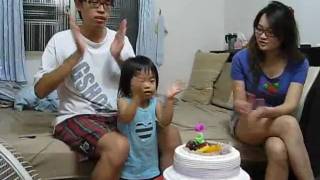 100709_欣欣寶切蛋糕唱生日快樂.wmv