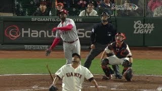 PHI@SF: Howard hammers a homer to straightaway center