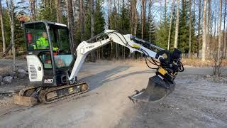 Köp Grävmaskin Bobcat E20 tiltrotator med 3 redskap och trailer på Klaravik