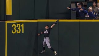 MIA@SEA: Ichiro makes a leaping catch at the wall