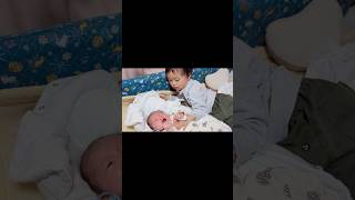 【お世話上手】弟が泣くのをあやしてくれる3歳児 / Big brother tries to calm baby down.