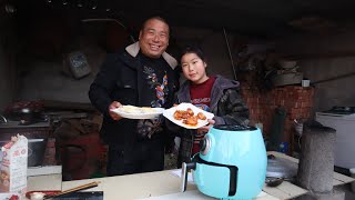 胖哥用空氣炸鍋做美食，小丫吃的美滋滋的，真是個貼心的爸爸