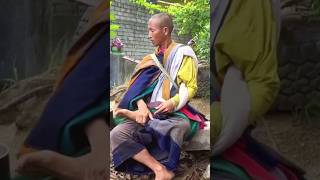 Tư thế ngồi thiền kiết già nhẹ nhàng thanh thoát của thầy Thích Minh Tuệ