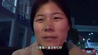 单亲妈妈努力赚钱不休息，带上孩子上夜班，儿子成为背后的摄影师