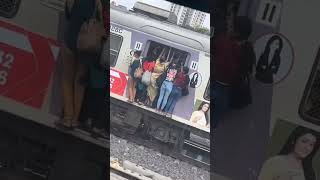 Mumbai train full loaded || Mumbai traffic #tranding #india