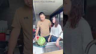 【月亮姐街】幹點活唧唧歪歪，跟美女聊天渾身是勁，再叭叭西瓜就是妳的下場#搞笑夫妻的日常 #家庭地位一目了然 #婚后生活#shorts