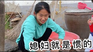 21岁宝妈为了得到60元，被宝爸教育的服服帖帖，这家庭地位羡慕吗