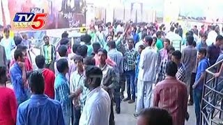 Nannaku Prematho Movie | Jr NTR Fans Hungama at Theatres In Eluru | TV5 News