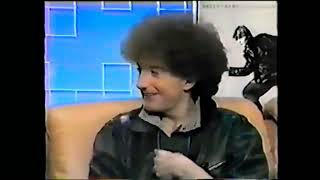 Roger Taylor and John Deacon in an interview, aaaahhhh these two cuties!!