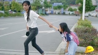妈妈带女儿过马路，女儿不愿意跟着走，说出的话真的太暖心了