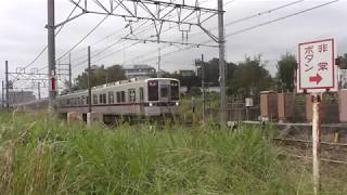 【埼玉県　志木市　柳瀬川駅付近】【東武鉄道】【東武東上本線】【志木～柳瀬川間　踏切】東武10030系14047F(急行 池袋行)･東武30000系34401F(急行 小川町行)　高速通過