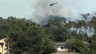 Castiglioncello assediato dalle fiamme; l'incendio vicino alle abitazioni