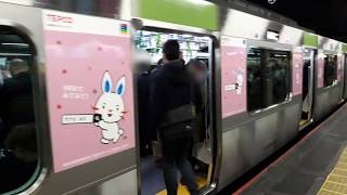 なんとなく電車：JR新宿駅：山手線外回り発車光景（TEPCOラッピングトレイン）