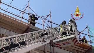 CATANIA - IN FIAMME IL TETTO DI UN PALAZZO IN CENTRO A CATANIA, FIAMME SPENTE DAI VIGILI DLE FUOCO