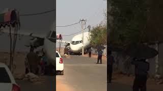 प्लेन को गली मे उतार ही  दिया ! |  Aeroplane Accident in India