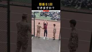 この若い男性は信じられないほど強いです