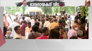 പി ജയചന്ദ്രന്റെ ഭൗതികശരീരം പൊതുദര്‍ശനത്തിനായി സംഗീത നാടക അക്കാദമി ഹാളിലേക്ക് കൊണ്ടു പോകുന്നു