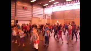 Familie Zumba op live muziek tijdens de Super Sunday MEGA-RELEASE bij Fit2Move.