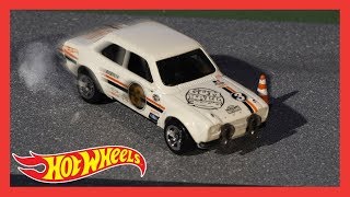 HW En Calentamiento por el Día de la Carrera | Hot Wheels Español