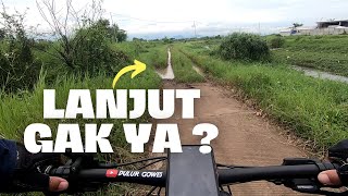 Ketemu Jalan Seperti Rawa. Ketika Lagi Asik Gowes Jalur Beton Pinggir Sungai. Tapi Tetap Asik Lur..