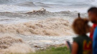 EN DIRECT - L'oeil du cyclone Belal à La Réunion, premier décès confirmé