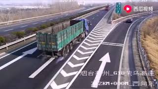 文盲多可怕，高速路上突然停车，后车直接甩头追尾，多么的危险