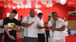 Vodafone Fiji’s team Captain Osea Kolinisau Thanks Vodafone upon receiving Gifts during Vodafone’s 2