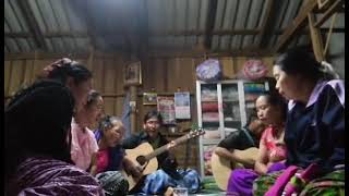 Lahu Christmas song: Htaiˍ hk'awꞈ Paˍ Yeˍ suˆ paw peuˬ