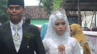 Pengantin nya sudah datang dan disambut dengan meriah kedatangan nya