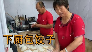 河北降暴雨，常输和聪聪亲自下厨包饺子，80多岁老娘吃嘴里乐心里【农村傻大妮儿】