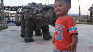 ក្មេងឆ្លាតគួរឱ្យស្រឡាញ់-Cute Kid សួនដាយណូស័រ ជិតអ៊ីអន