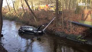 Unfall in Pinneberg - Auto landet in der Mühlenau