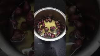 சின்ன வெங்காயத்தின் தோலை எப்படி சுலபமாக உரிப்பது || #CookingTips #shorts