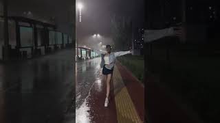 雨虽然淋湿了天空，肆意淋雨的心情取决于你自己，大雨滂沱，很庆幸我会给自己“撑伞”#那就在雨中放肆一次吧 #山东姑娘 #愿你天黑有灯下雨有伞 #勇敢去做