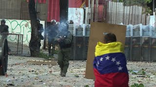 Clashes in Caracas between opposition demonstrators and police