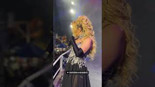 Joelma usa novo vestido em show