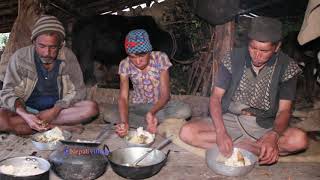 Boiling milk in primitive style ll Eating food in village ll Primitive technology