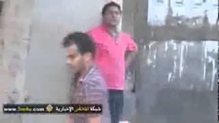 احد البلطجية يحمل مسدس ويضرب مصور الفيديو ويصيبة   YouTube