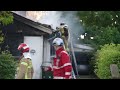 kæmpe flammer og kraftig røg fra hus