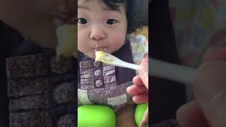 離乳食を上手に食べる女の子の赤ちゃん【228日】Baby girl who eats baby food well