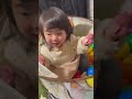 ボールプールで泳いだ後におもむろに髪をとく長女。2歳