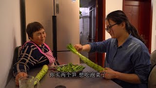 媳妇买了两个莴笋，婆婆用莴笋叶子简单蒸出美食，家人吃美了