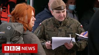 Polish citizens join army in response to Russian invasion of Ukraine - BBC News