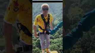 你敢在300米的悬崖上蹦极吗？ 给你10万，你敢连续跳多少次？ #bungee #重庆奥陶纪正常营业#玩就是心跳 #shorts