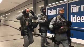 Bundespolizei mit GSG9 üben Terrorabwehr in Lichtenberg