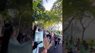 杭州西湖马拉松比赛，白娘子现场当拉拉队给大家加油👏杭州马拉松 跑场马拉松爱上一座城 马拉松 比赛现场 人山人海太热闹了