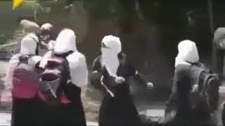 kashmiri girls fighting with indian army