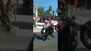 Nyaris jatuh .. atraksi ngetril saat karnaval