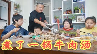 喷香哥煮一大锅牛肉牛骨头，妈妈烙葱花油饼，喝牛肉汤吃油饼真香