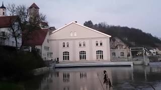 Donau und Wasserkraftwerk bei Rechtenstein am 25.12.2018 mit leichtem Hochwasser